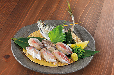 泳がし鯵一匹にぎり